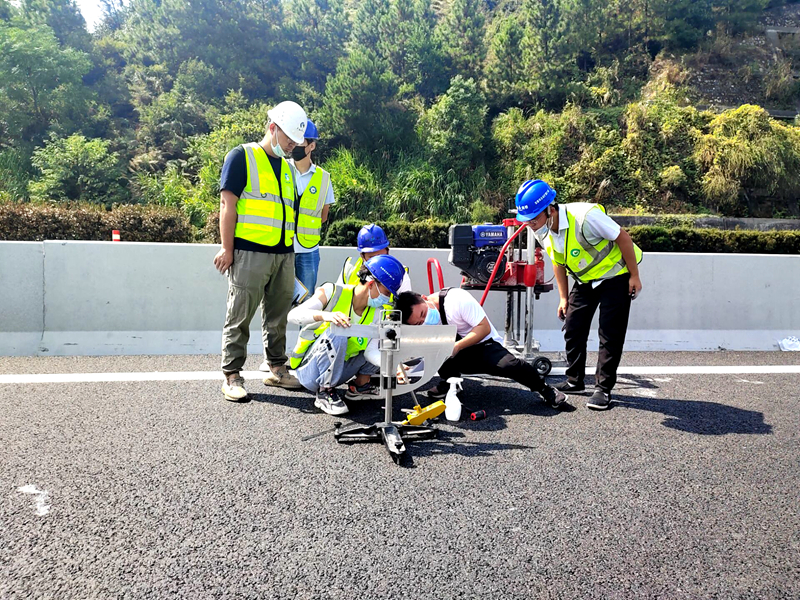 吉康改擴建C1標率先完成全線首段主線路基、路面分段交工驗收 (1)